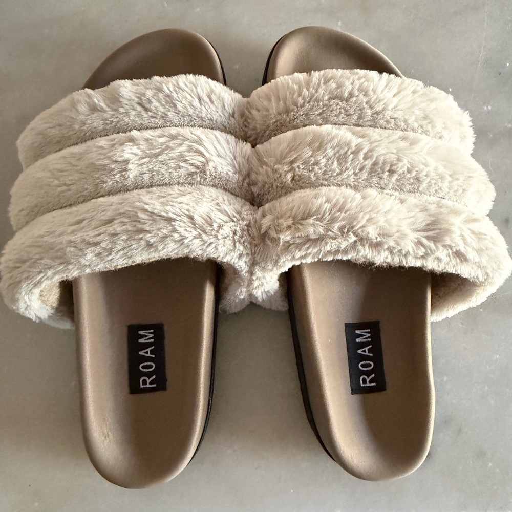 ROAM Women's Tan Plush Slippers